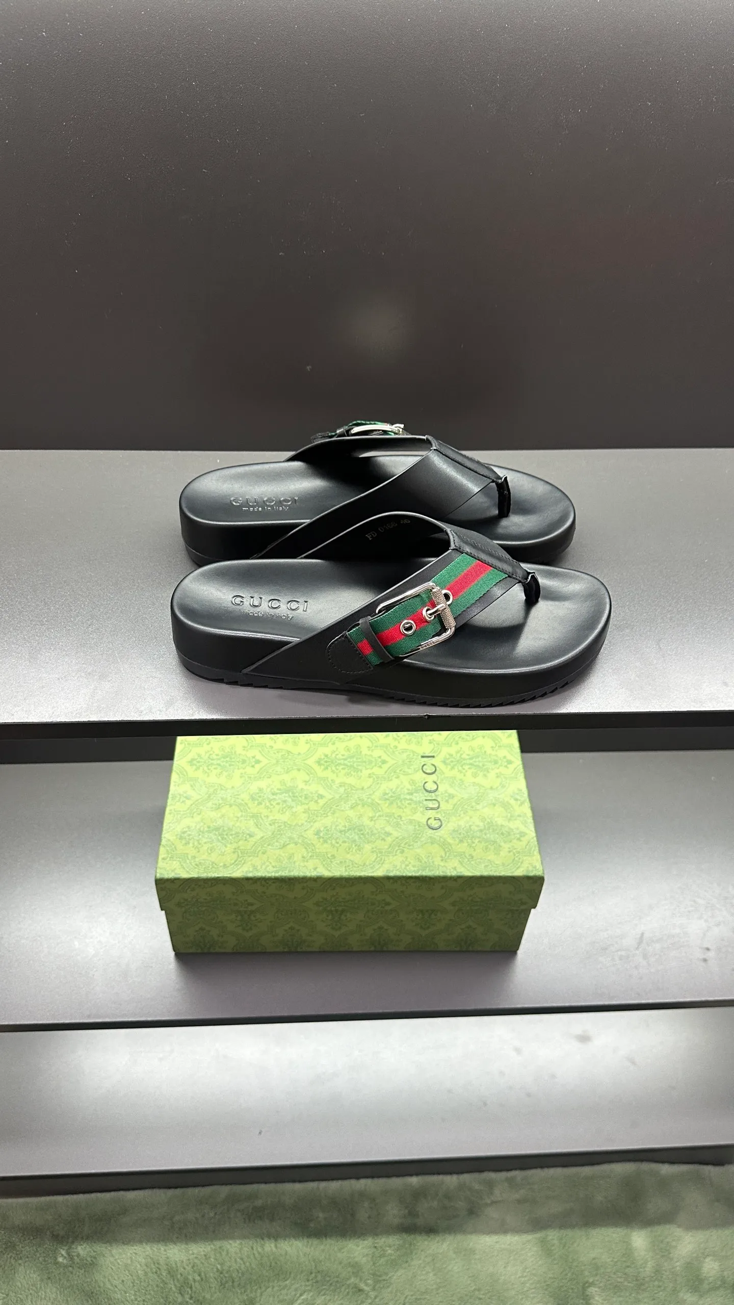 [G Home New Style] P: 300💰Men's size 39~45, (46. Customized) This slipper is made of GG polyester fiber and is decorated with a Gucci label on the front, which adds a striking logo feel to the style. "Gucci Made in Italy" stamped label Rubber sole Flat Made in Italy
